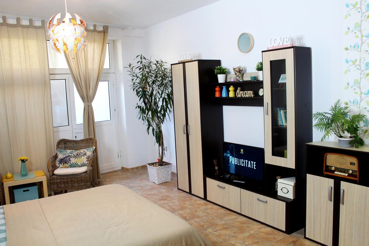 Collosal Studio Boekarest Buitenkant foto